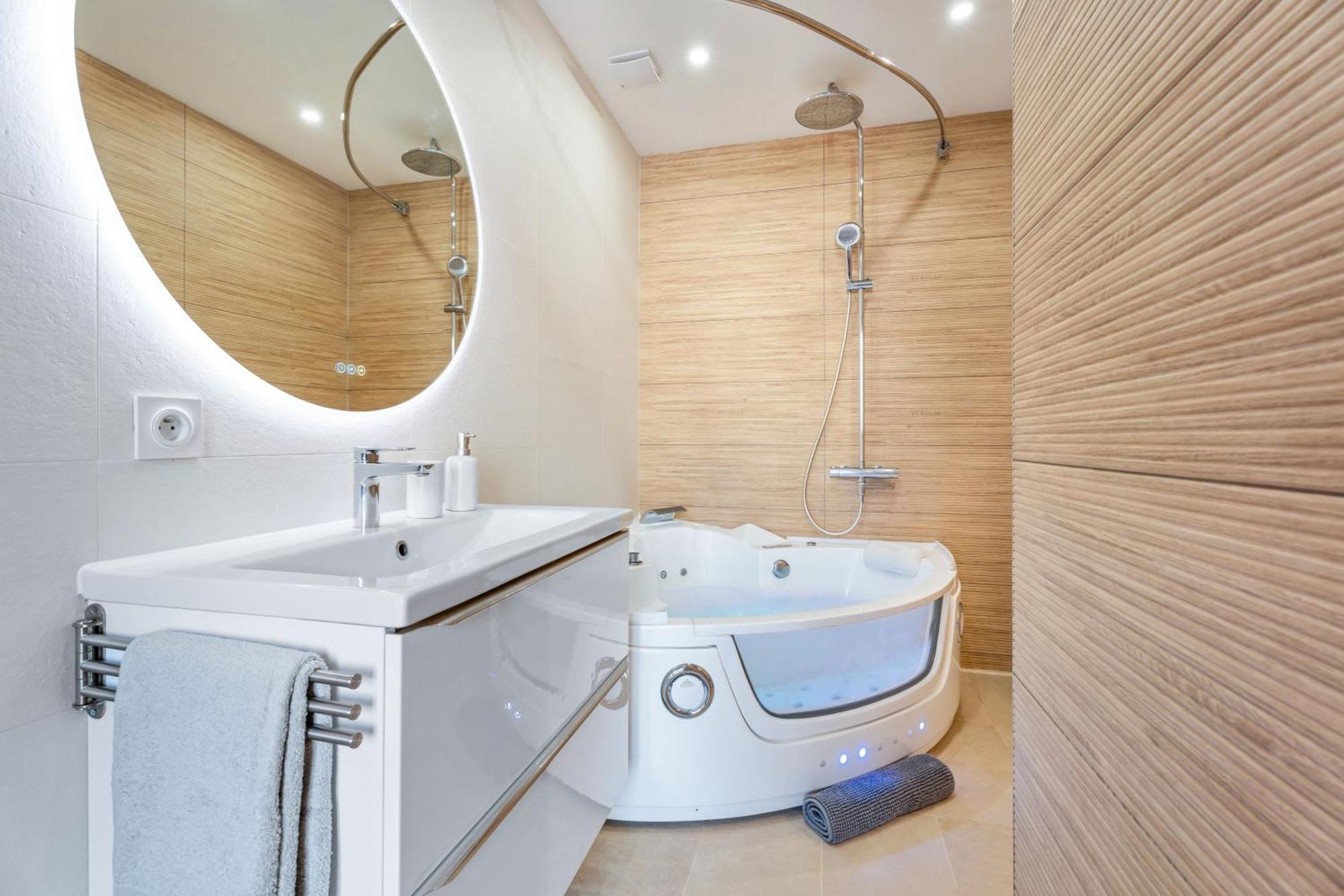 Nice Renting - Love Room Massena - Luxe Room - Jacuzzi - Terrace - King Bed - Ac Exterior photo